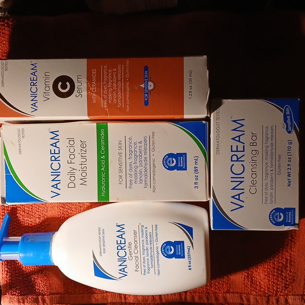 VANICREAM (4) Cleansing Bar, Facial Moisturizer, Facial Cleanser, & Vit C Serum